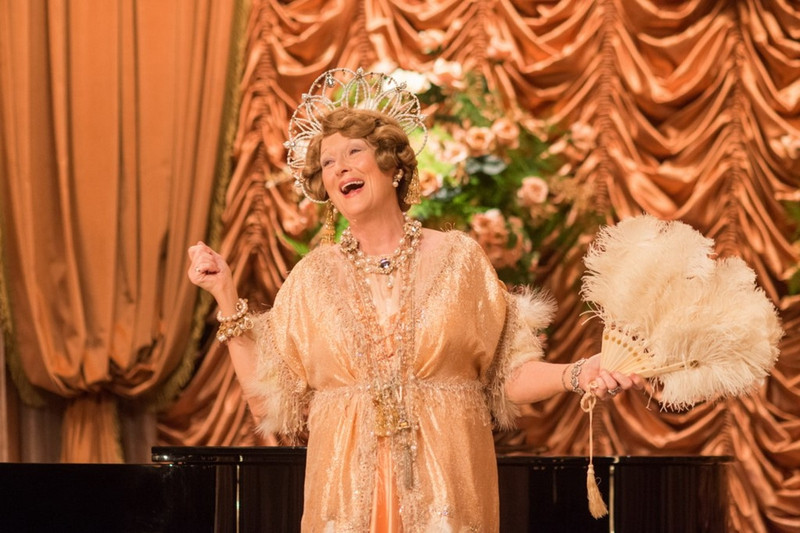 Meryl Streep nhận đề cử thứ 20 sự nghiệp với bộ phim tiểu sử Florence Foster Jenkins. Nếu lật đổ được Emma Stone, Isabelle Huppert, Ruth Negga và Natalie Portman, bà sẽ san bằng kỷ lục bốn tượng vàng Oscar dành cho một diễn viên mà huyền thoại Katherine Hepburn đang một mình nắm giữ. Ảnh: Paramount. nhung ky luc cho bi xo do tai oscar 2017