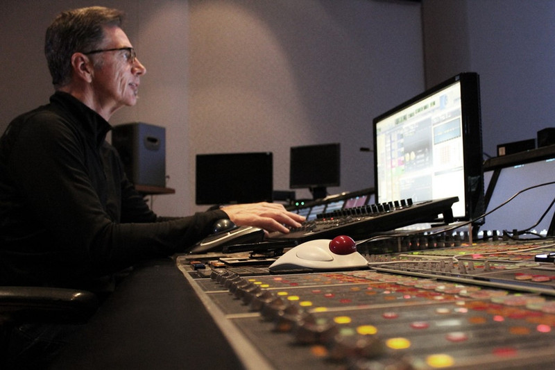 Nữ diễn viên Amy Adams không có đề cử diễn xuất năm nay với Arrival và từng thất bại ở cả 5 lần tranh giải trước. Song, nếu tính về số lần tranh giải Oscar và thua cuộc, cô hẳn phải “bái phục” Kevin O’Connell. Người nhân viên hòa âm mới nhận đề cử thứ 21 sự nghiệp với tác phẩm chiến tranh Hacksaw Ridge (2016). Ở cả 20 lần trước, ông luôn ra về tay trắng. Cũng tại hạng mục Hòa âm xuất sắc của Oscar 2017, Greg P. Russell nhận đề cử thứ 17 sự nghiệp với 13 Hours (2016) mà chưa một lần cầm tượng vàng trên tay. Sẽ có một người hưởng niềm vui, hoặc cả hai cùng phải kéo dài nỗi buồn nếu như Viện hàn lâm chọn vinh danh các đại diện từ ba bộ phim còn lại là Arrival, La La Land và Rogue One. Ảnh: Outnow. nhung ky luc cho bi xo do tai oscar 2017