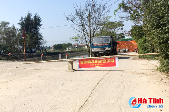 rap dam cuoi ngang nhien bit kin duong giao thong