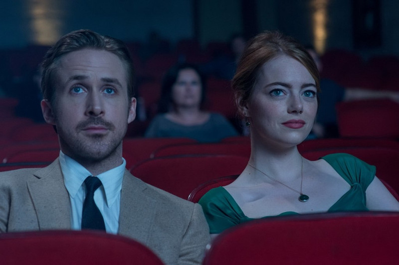 Đôi nam thanh nữ tú Ryan Gosling - Emma Stone của La La Land lần lượt có tên đề cử ở hạng mục Nam và Nữ diễn viên chính xuất sắc. Nếu cả hai cùng giành chiến thắng, bộ phim ca vũ nhạc sẽ trở thành tác phẩm thứ 8 trong lịch sử đồng thời mang về cho các ngôi sao giải “ảnh đế” và “ảnh hậu” tại Oscar, sau It Happened One Night (1934), One Flew Over the Cuckoo’s Nest (1975), Network (1976), Coming Home (1978), On Golden Pond (1981), Silence of the Lambs (1991) và As Good as It Gets (1997). Ảnh: Summit. nhung ky luc cho bi xo do tai oscar 2017