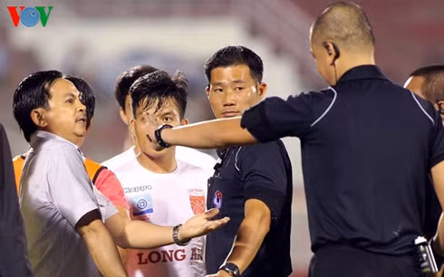 chu tich clb long an tu chuc xin loi khan gia