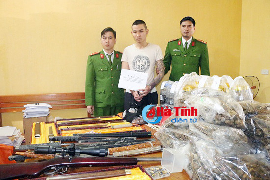 bat doi tuong tang tru ma tuy cung nhieu hang nong