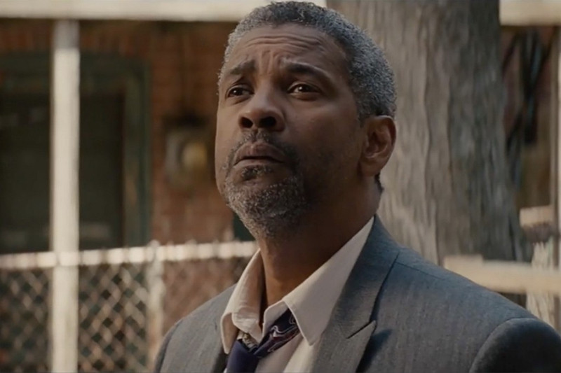 Cá nhân Denzel Washington với bộ phim Fences mới lên ngôi tại hạng mục Nam diễn viên chính xuất sắc của giải thưởng SAG do Hiệp hội Diễn viên Mỹ bầu chọn. Do đó anh có mặt tại nhà hát Dolby trong tối 26/2 với tràn trề cơ hội, dù Casey Affleck với Manchester by the Sea trước đó làm mưa làm gió tại nhiều sự kiện tiền Oscar khác. Nếu lên ngôi, Washington sẽ trở thành diễn viên da màu thành công nhất lịch sử Oscar với ba tượng vàng. Ảnh: Paramount. nhung ky luc cho bi xo do tai oscar 2017