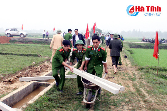 hang tram can bo nguoi dan thach ha ra quan xay dung nong thon moi