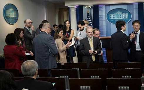 ong trump tu choi du tiec voi bao chi