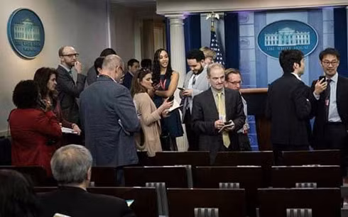 ong trump tu choi du tiec voi bao chi