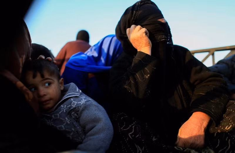 photo nguoi dan iraq bo nha cua thao chay khoi vung chien su