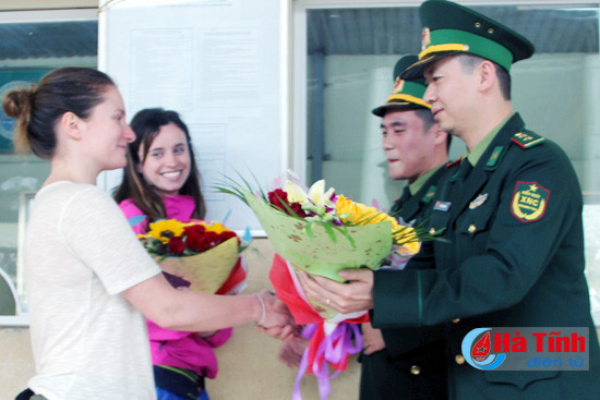 2 du khach quoc te dau tien nhap canh qua cau treo bang thi thuc dien tu
