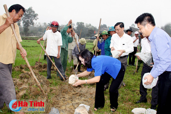 hang tram can bo nguoi dan thach ha ra quan xay dung nong thon moi
