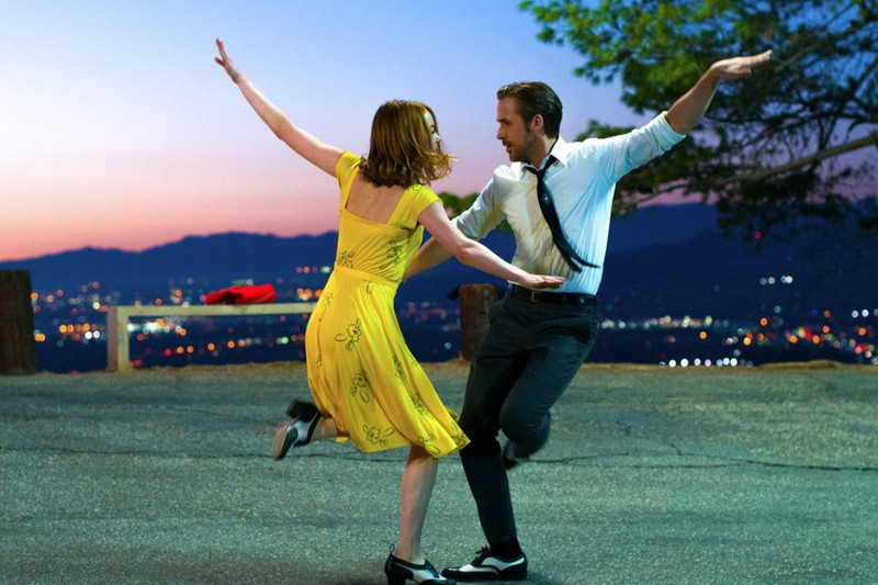 La La Land sở hữu 14 đề cử tại Oscar 2017, trong đó có cả năm hạng mục quan trọng nhất thường được mệnh danh là “The Big Five”, bao gồm Phim truyện, Đạo diễn, Nam diễn viên chính, Nữ diễn viên chính và Kịch bản xuất sắc (dành cho kịch bản gốc). Trong lịch sử giải thưởng Oscar, mới chỉ có đúng ba tác phẩm ẵm trọn toàn bộ nhóm giải thưởng lớn, gồm It Happened One Night (1934), One Flew Over the Cuckoo’s Nest (1975) và The Silence of the Lambs (1991). Ảnh: Summit. nhung ky luc cho bi xo do tai oscar 2017