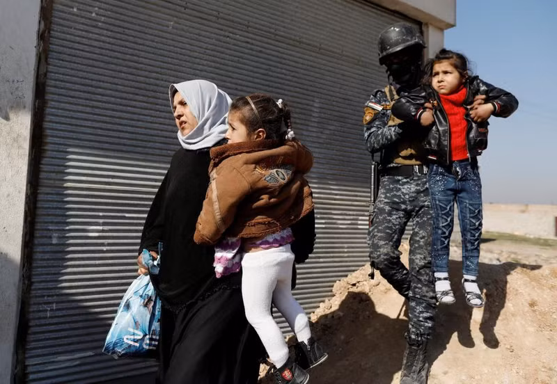 photo nguoi dan iraq bo nha cua thao chay khoi vung chien su