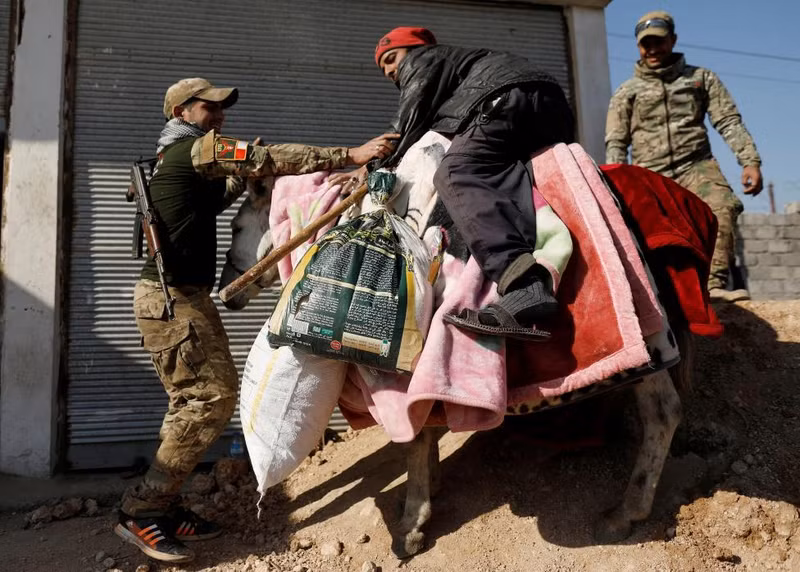 photo nguoi dan iraq bo nha cua thao chay khoi vung chien su