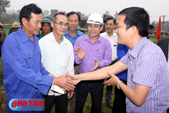 hang tram can bo nguoi dan thach ha ra quan xay dung nong thon moi