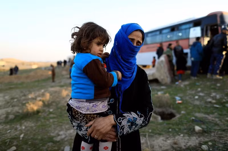 photo nguoi dan iraq bo nha cua thao chay khoi vung chien su