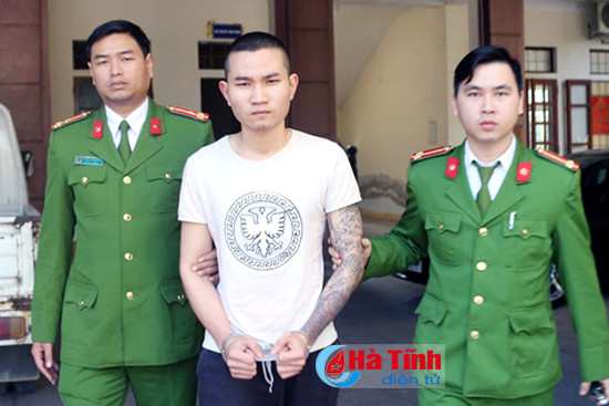 bat doi tuong tang tru ma tuy cung nhieu hang nong