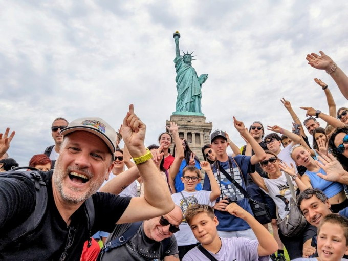 Du khách chụp ảnh tượng Nữ thần Tự do ở New York. Ảnh: Bambini Du khách chụp ảnh tượng Nữ thần Tự do ở New York. Ảnh: Bambini