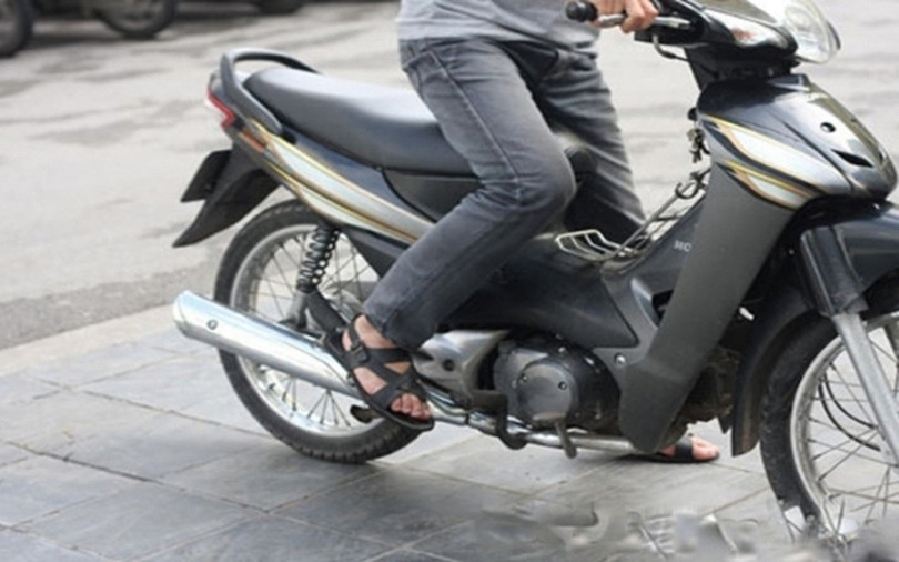 Một trong những nguyên nhân chính khiến xe máy không thể khởi động là bình ắc quy hết điện hoặc hỏng