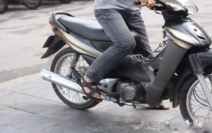 Một trong những nguyên nhân chính khiến xe máy không thể khởi động là bình ắc quy hết điện hoặc hỏng