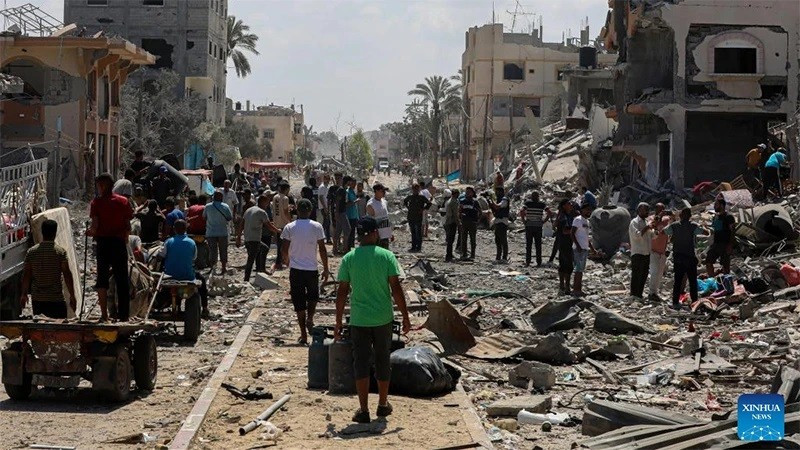 Những người di tản quay về nhà tại thành phố Deir al-Balah, ở trung tâm Dải Gaza, ngày 29/8/2024. (Ảnh: Tân Hoa Xã) lhq-9416.jpg