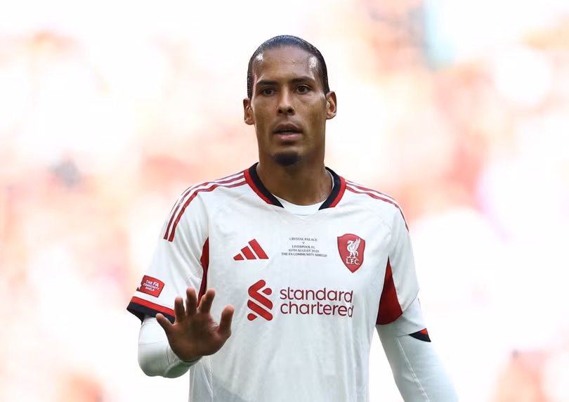 Virgil van Dijk là trung vệ có mức lương cao nhất Premier League hiện tại (350.000 bảng mỗi tuần). Anh là thủ lĩnh giúp Liverpool chinh phục các danh hiệu Premier League và Champions League trong những năm qua.
