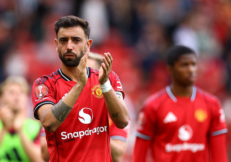 Bruno Fernandes giữ băng đội trưởng và là thủ lĩnh hàng tiền vệ của MU trong những năm qua. Anh được "Quỷ đỏ" trả mức đãi ngộ 300.000 bảng mỗi tuần.
