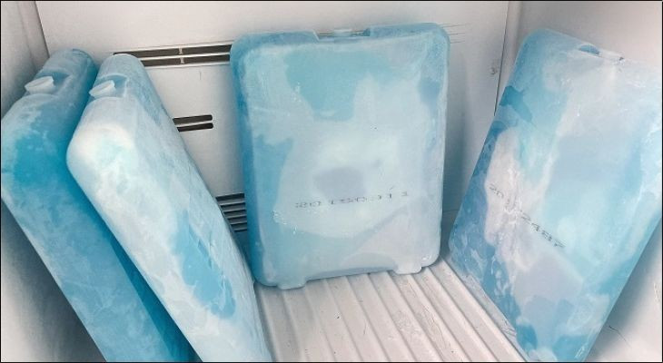 Đặt các hộp đá gel vào ngăn đá của tủ lạnh. Đặt các hộp đá gel vào ngăn đá của tủ lạnh.
