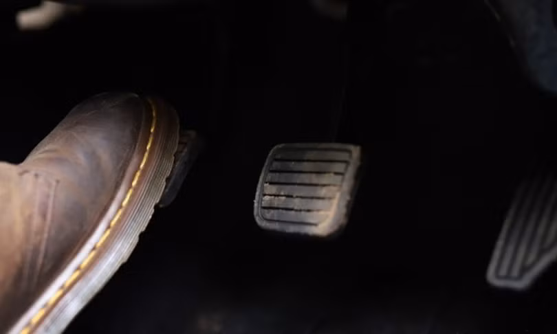 Chỉ đạp côn khi thực sự cần sang số hoặc dừng xe