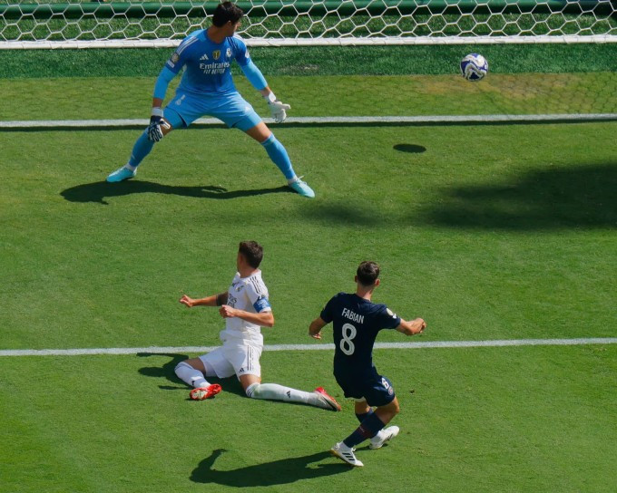 Bàn thắng nâng tỷ số lên 3-0 của Fabian Ruiz (số 8). Ảnh: Reuters Bàn thắng nâng tỷ số lên 3-0 của Fabian Ruiz (số 8). Ảnh: Reuters