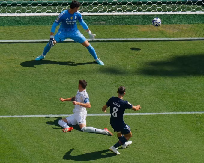 Bàn thắng nâng tỷ số lên 3-0 của Fabian Ruiz (số 8). Ảnh: Reuters