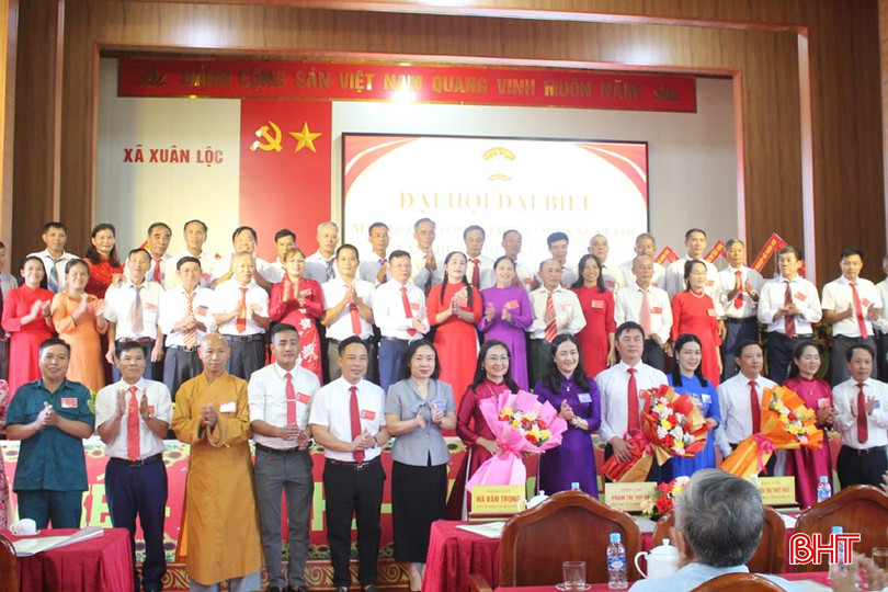 Đại biểu tặng hoa chúc mừng các ủy viên Ủy ban MTTQ Việt Nam xã Xuân Lộc nhiệm kỳ 2025 - 2030. bqbht_br_z7037829305473-cc564a4bbba889945f57566a3cfc5a60.jpg