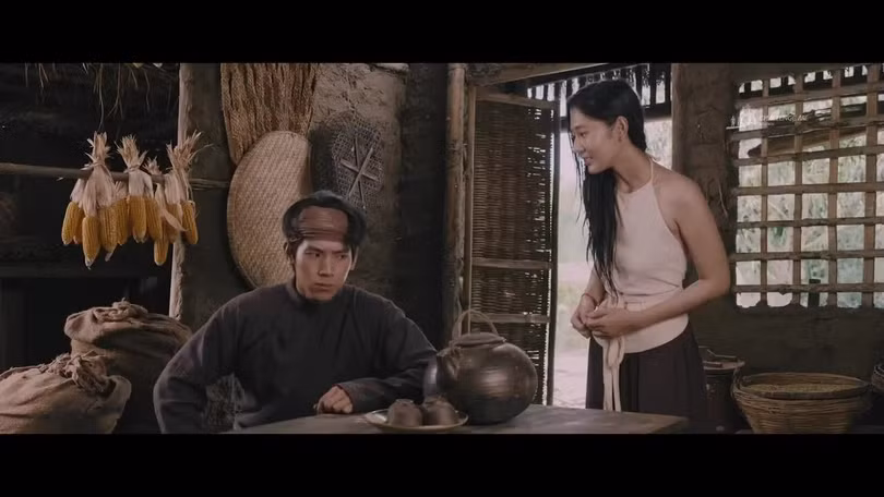 Phú Thịnh diễn trong phân cảnh người chồng ghen tuông khi trở về nhà ở "Đèn âm hồn".