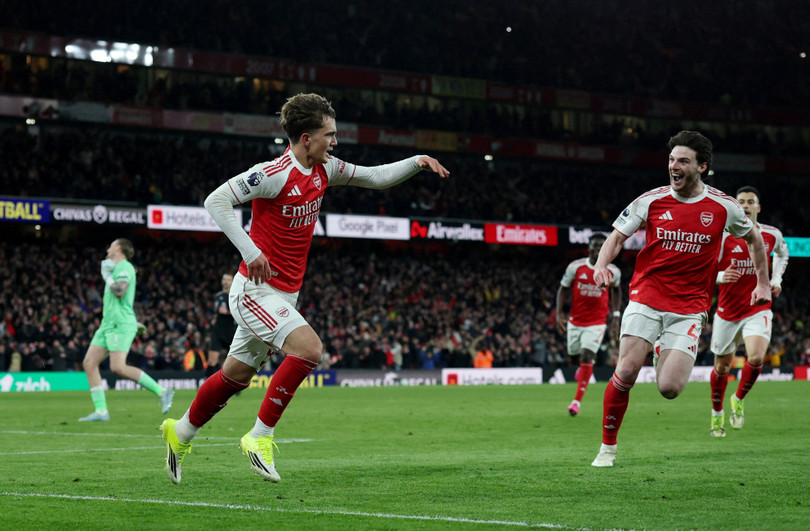 Arsenal giành chiến thắng quan trọng 2-0 trước Everton trong trận đấu căng thẳng tại Emirates, và Dowman ghi bàn lịch sử ở phút bù giờ, giúp anh trở thành cầu thủ trẻ nhất ghi bàn tại Ngoại hạng Anh (ở tuổi 16 và 73 ngày).