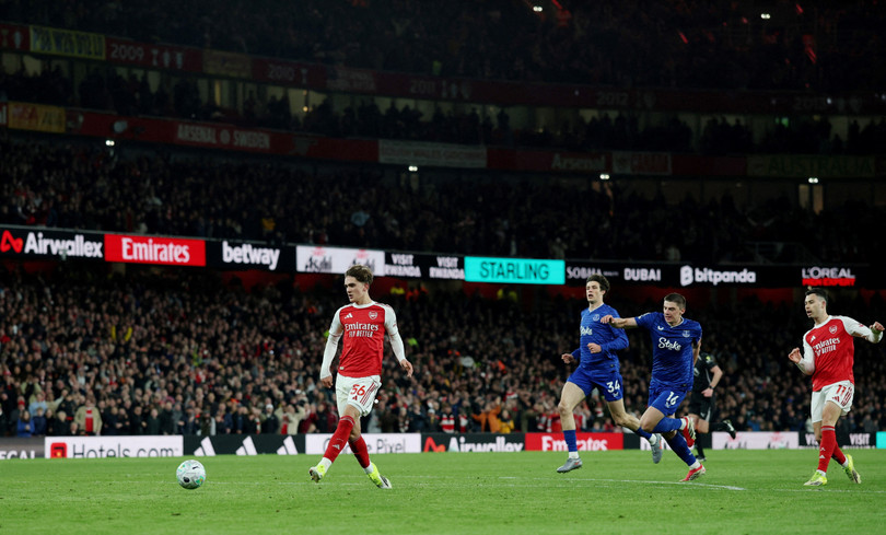 Trước đó, Dowman là cầu thủ trẻ nhất ra mắt Champions League (ở tuổi 15), và có màn trình diễn ấn tượng ngay từ lần ra mắt Premier League hồi tháng 8 năm ngoái.