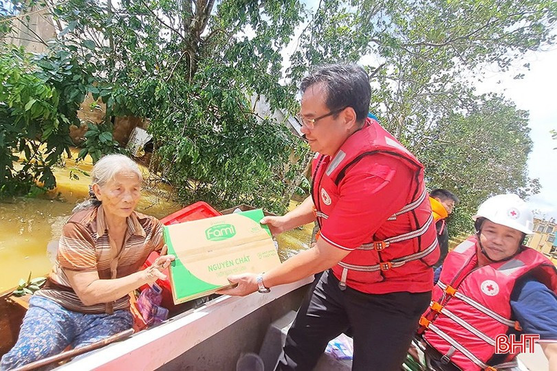 Lãnh đạo Hội Chữ thập đỏ Việt Nam trực tiếp tặng quà cho các hộ dân ở vùng ngập sâu ở Hà Tĩnh. image-1-9527.jpg