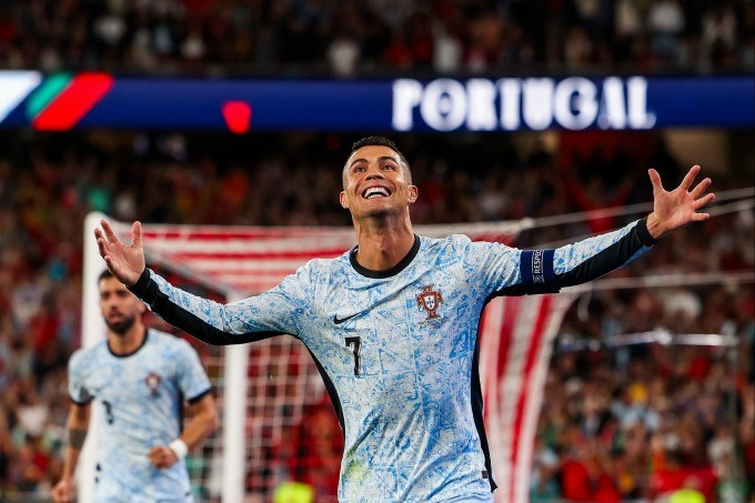 Ronaldo phấn khích sau khi ghi bàn nâng tỷ số lên 2-0 trong trận Bồ Đào Nha thắng Croatia 2-1 trên sân nhà Da Luz, Lisbon ngày 5/9. Ảnh: LUSA Ronaldo phấn khích sau khi ghi bàn nâng tỷ số lên 2-0 trong trận Bồ Đào Nha thắng Croatia 2-1 trên sân nhà Da Luz, Lisbon ngày 5/9. Ảnh: LUSA