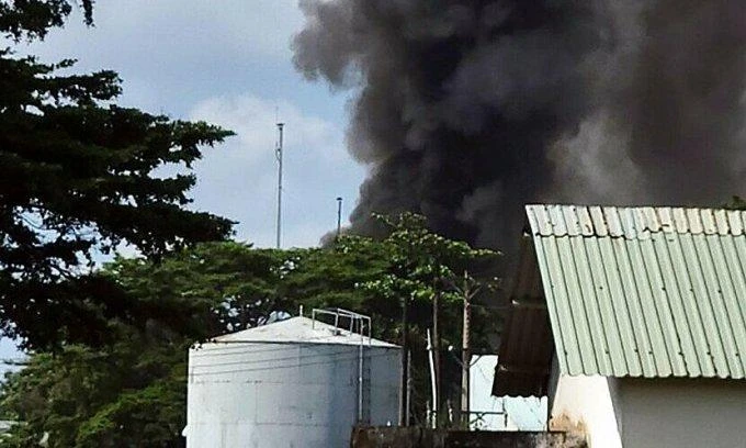 Sự cố khiến khói lửa bốc cao hàng trăm mét. Ảnh: Văn Trăm