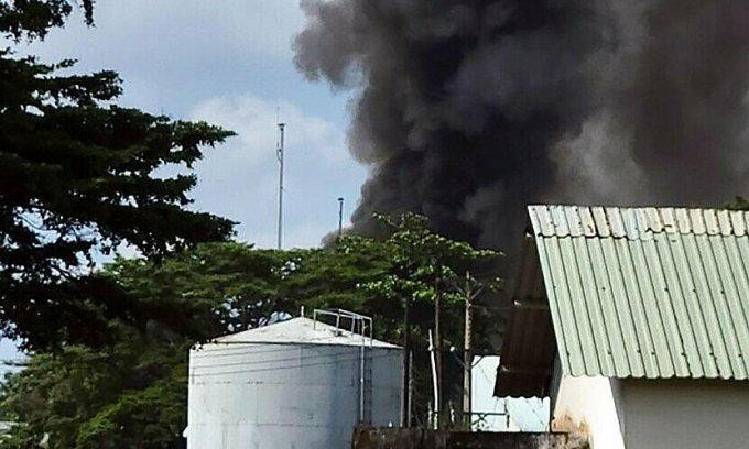 Sự cố khiến khói lửa bốc cao hàng trăm mét. Ảnh: Văn Trăm