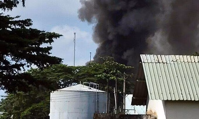 Sự cố khiến khói lửa bốc cao hàng trăm mét. Ảnh: Văn Trăm