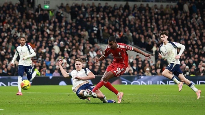 Isak (đỏ) mở tỷ số cho Liverpool, trên sân Tottenham Hotspur, London hôm 20/12. Ảnh: Reuters