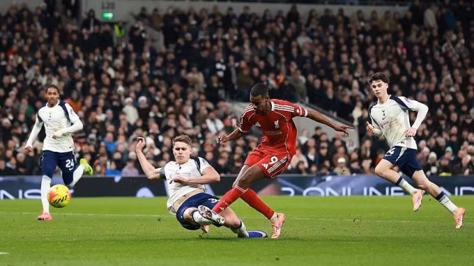 Isak (đỏ) mở tỷ số cho Liverpool, trên sân Tottenham Hotspur, London hôm 20/12. Ảnh: Reuters