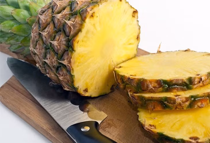 Dứa cắt lát giúp khử mùi tủ lạnh đơn giản ngay tại nhà.