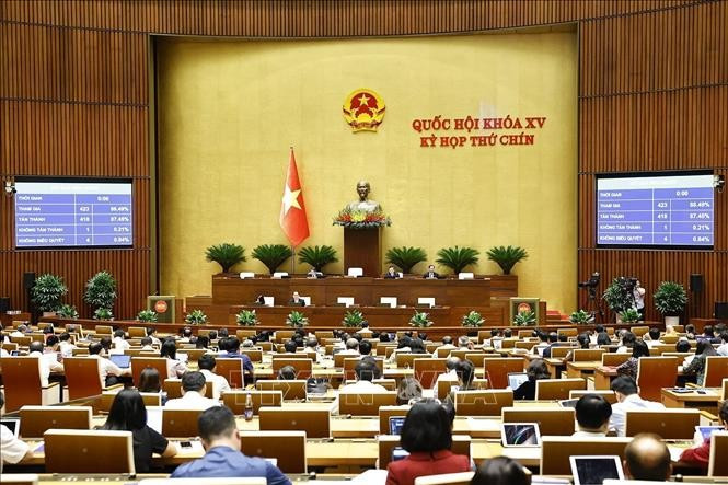 Quốc hội biểu quyết thông qua Luật Cán bộ, công chức (sửa đổi). Ảnh: Doãn Tấn/TTXVN Quốc hội biểu quyết thông qua Luật Cán bộ, công chức (sửa đổi). Ảnh: Doãn Tấn/TTXVN
