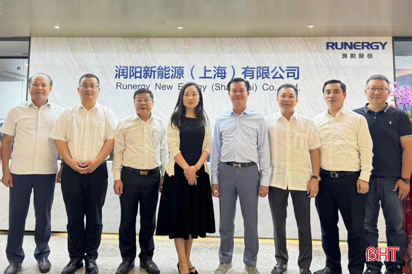 Đoàn đại biểu tỉnh Hà Tĩnh và đại diện Tập đoàn Công nghệ Năng lượng mới Giang Tô Runergy chụp ảnh lưu niệm. z5874767306134_57187aeff71c74addc290a110c2f3d82.jpg