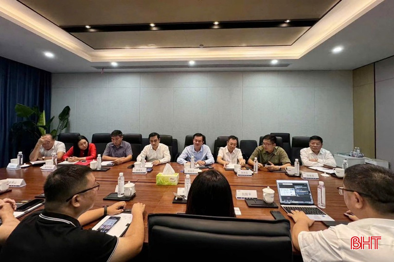 Đoàn công tác tỉnh Hà Tĩnh trao đổi với đại diện của Tập đoàn Công nghệ Năng lượng mới Giang Tô Runergy. aaaaa.jpg