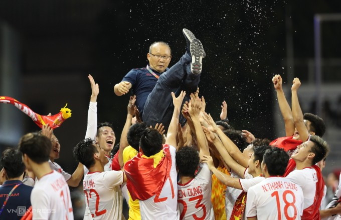 HLV Park Hang-seo được cầu thủ tung hô khi giúp U23 Việt Nam thắng U23 Indonesia 3-0 ở chung kết SEA Games 30 năm 2019 tại Philippines. Ảnh: Đức Đồng HLV Park Hang-seo được cầu thủ tung hô khi giúp U23 Việt Nam thắng U23 Indonesia 3-0 ở chung kết SEA Games 30 năm 2019 tại Philippines. Ảnh: Đức Đồng