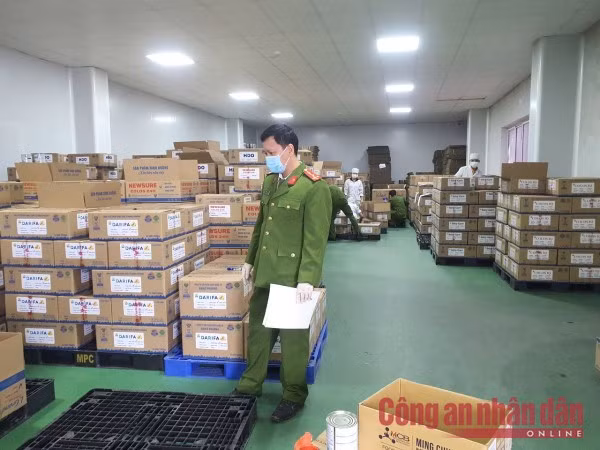 Cận cảnh số lượng hàng ngàn hộp sữa bột giả các loại được Cơ quan Công an thu giữ phục vụ điều tra.