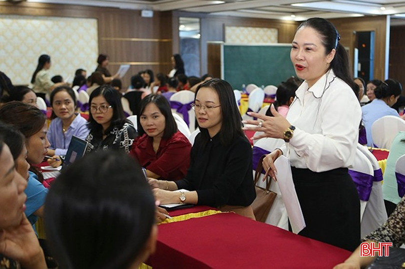 Chị Lê Thị Hải Yến - Phó Chủ tịch Hội LHPN tỉnh chủ trì nhóm thảo luận nội dung mô hình "Nhà sạch, vườn đẹp". a3-8227-7972-5130.jpg