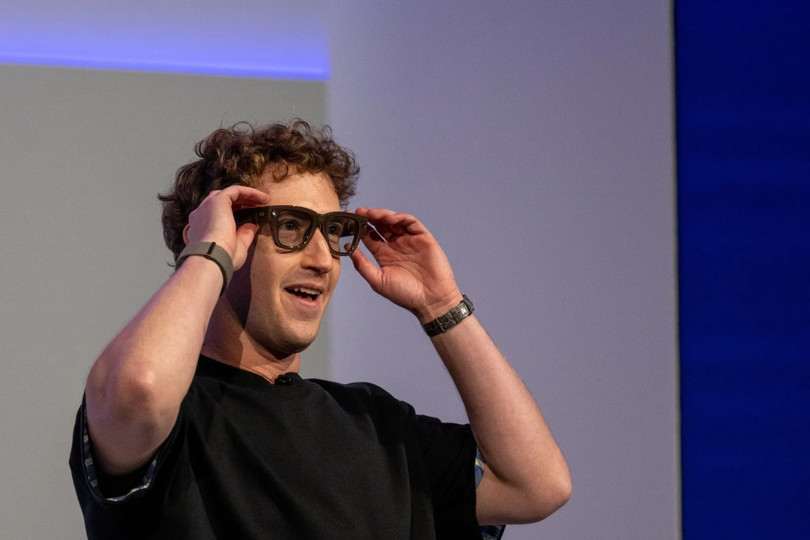 CEO Mark Zuckerberg giới thiệu kính mới của Meta hồi tháng 9. Ảnh: Bloomberg. CEO Mark Zuckerberg giới thiệu kính mới của Meta hồi tháng 9. Ảnh: Bloomberg.