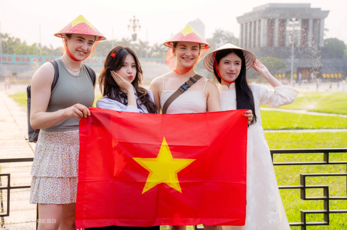 Du khách nước ngoài check in ở quảng trường Ba Đình tháng 9/2025. Ảnh: Hoàng Giang