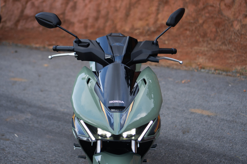 Đầu xe được tinh chỉnh thiết kế với hệ thống đèn chiếu sáng LED công nghệ pha lê mới, cải thiện độ sáng.